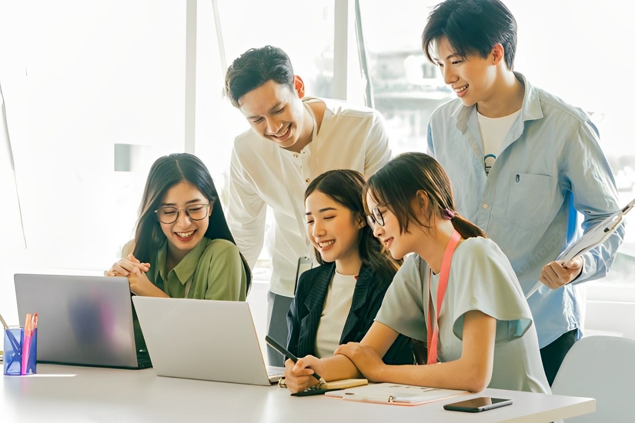 Premium Photo Asian business people are looking at their business plans together on their laptop screens-2